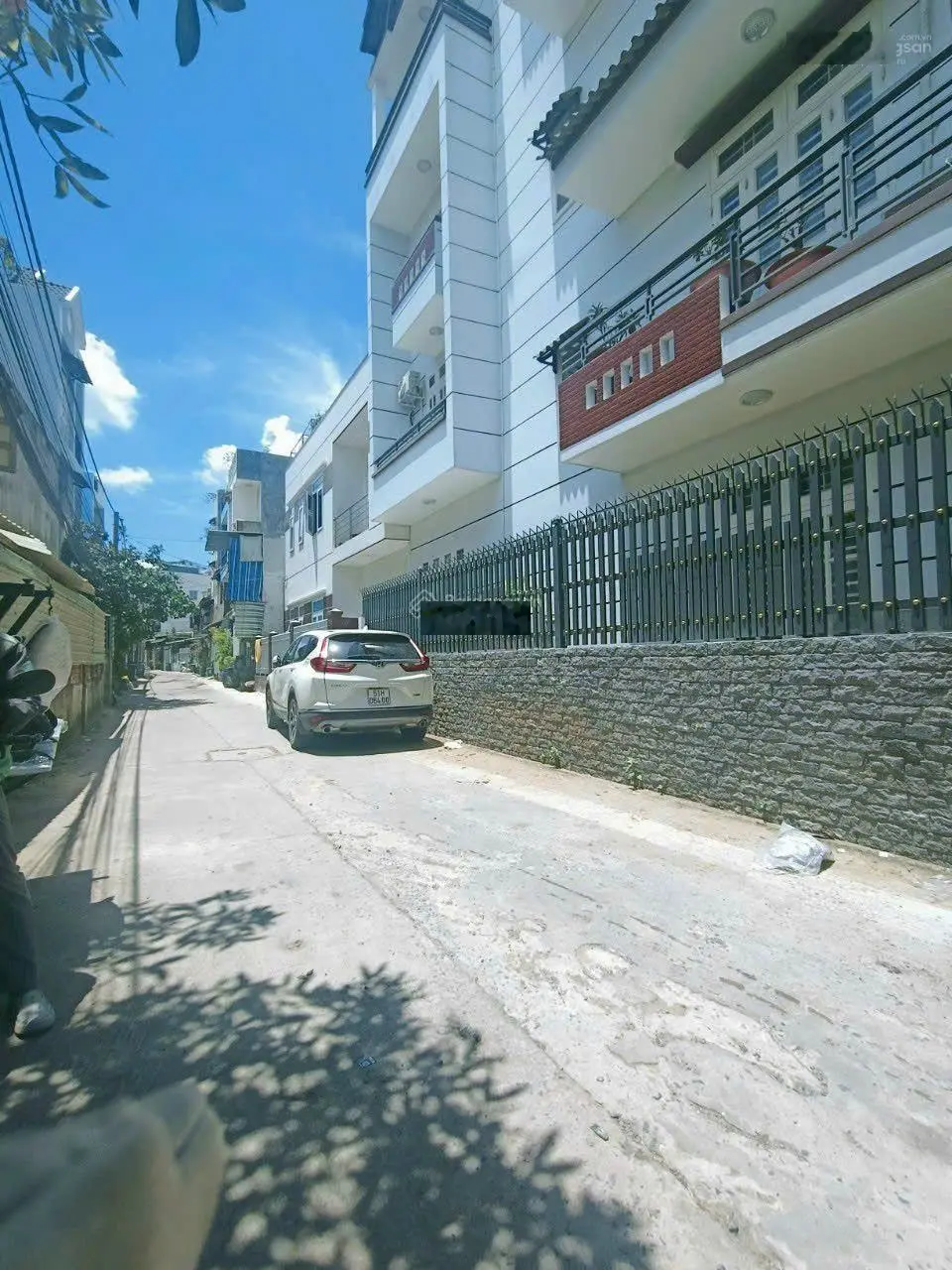Bán nhà 3 tầng có sân đậu xe hơi hẻm oto sát mặt tiền đường Đỗ Xuân Hợp, Phước Long B, TP Thủ Đức