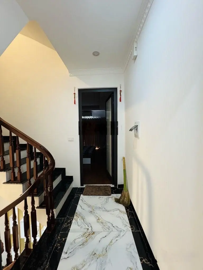 Thúy lĩnh nhà 5 tầng khung cột chắc thoáng trước sau gần ô tô