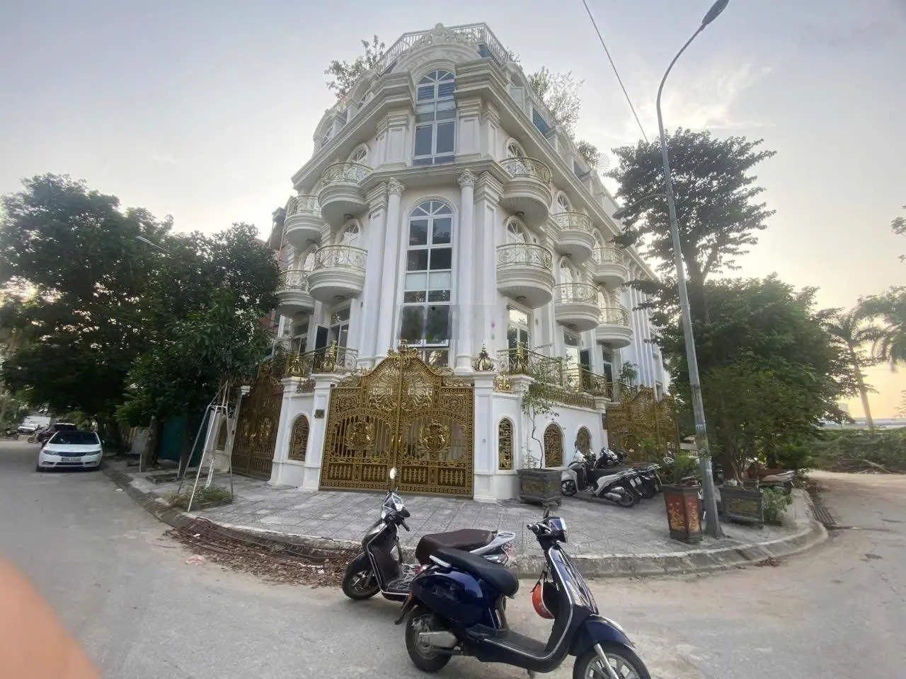 Căn biệt thự duy nhất khu đô thị cầu bươu. Nằm ở vị trí đắc địa.