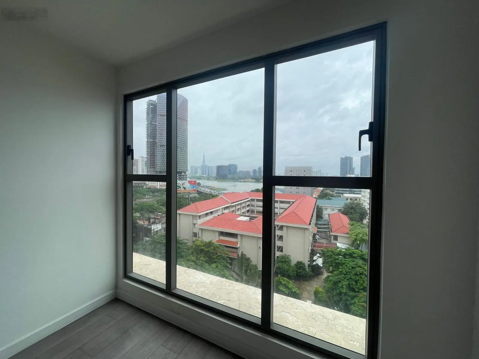 Bán lỗ căn hộ 114m2 view sông Sài Gòn và Thủ Thiêm dự án Saigon Royal quận 4. LH: 0909 024 ***