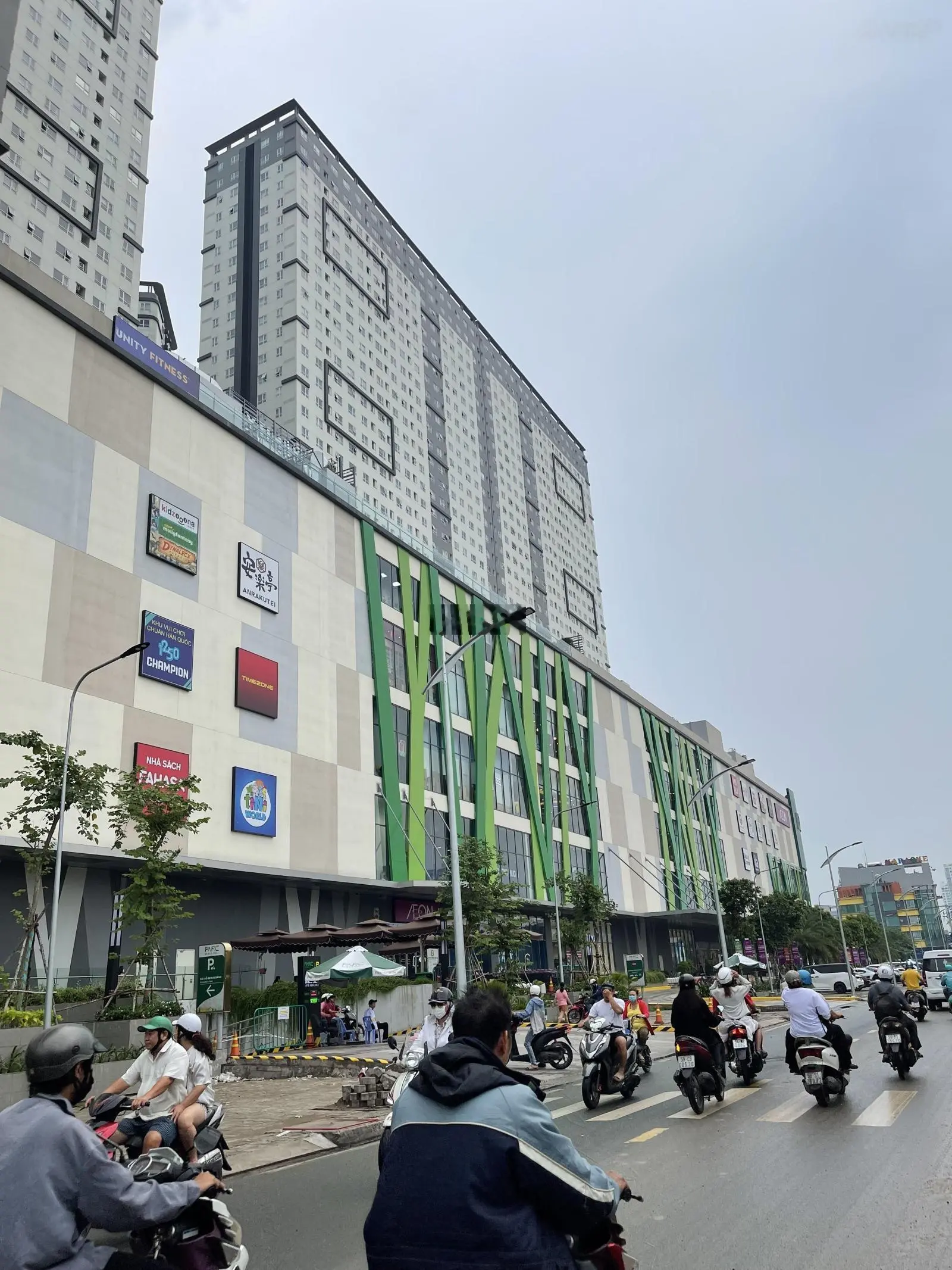 Bán biệt thự cao lỗ , dtsd 580m2 , ngang 8m , view công viên , sân rộng , tiện mở vp cty , spa ...