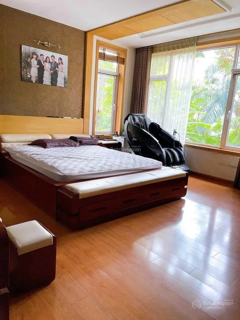 Bán biệt thự sân vườn 3 thoáng vị trí đẹp nhất khu Việt Hưng 230m2 x 4 tầng. LH 0967 066 ***