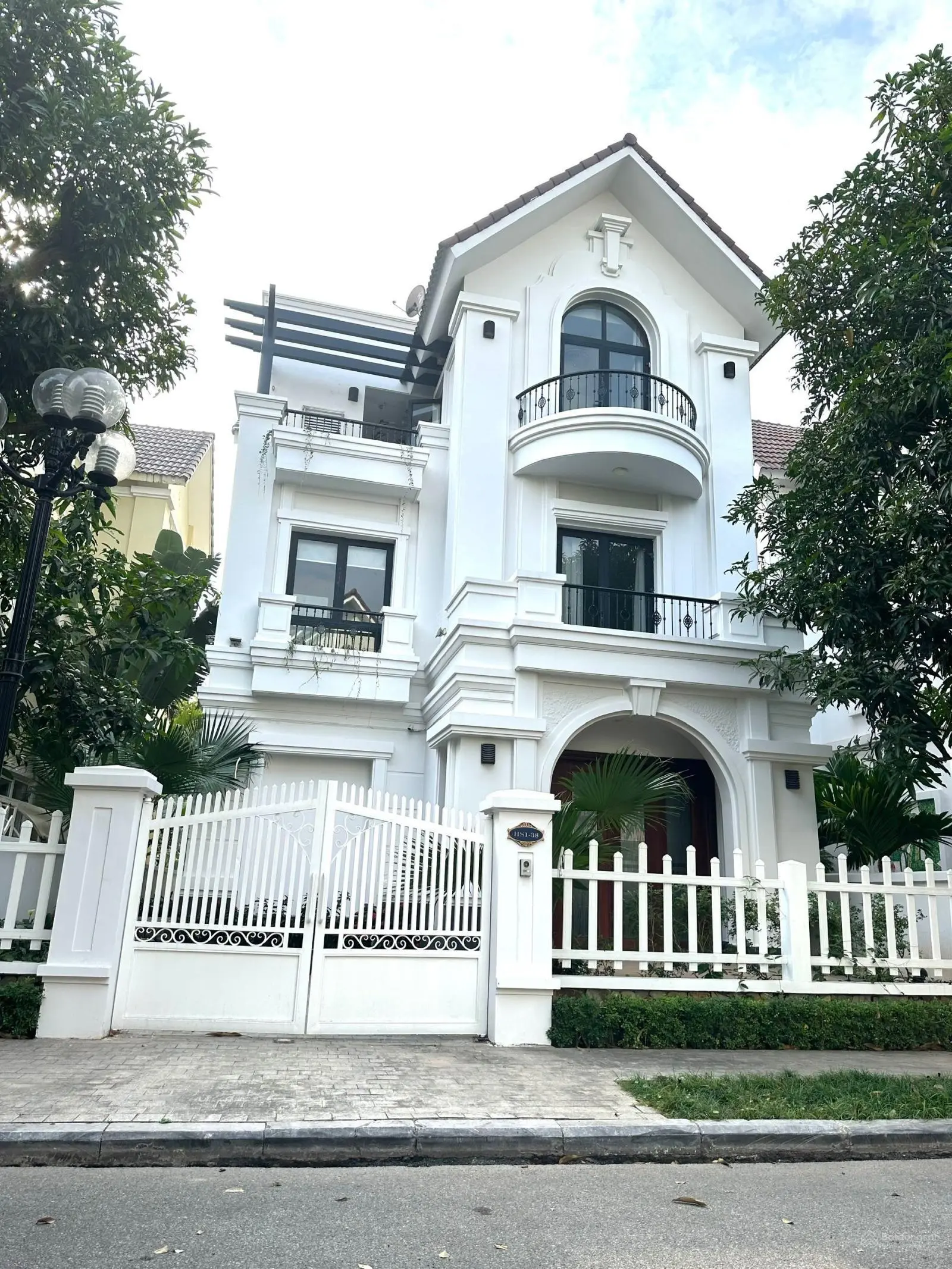 Chuyển nhượng. Đơn lập Hoa Lan 1-02, ĐN. View Almaz, công viên. 260m2. Nội thất đẹp, vị trí đắc địa
