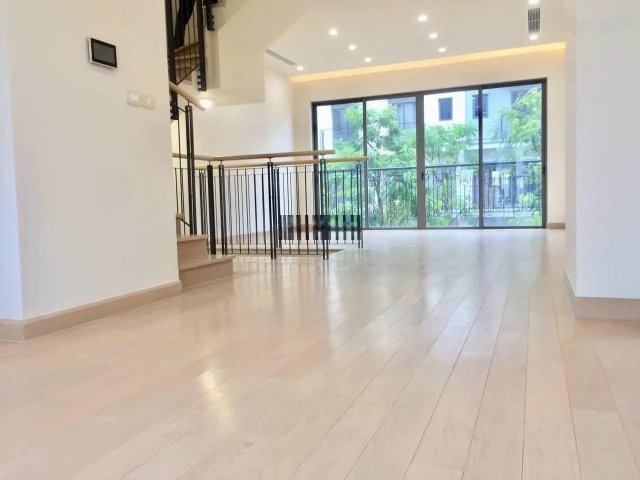 Bán căn shophouse The Manor Nguyễn Xiển, 75m2, 2 mặt tiền, công viên trước nhà
