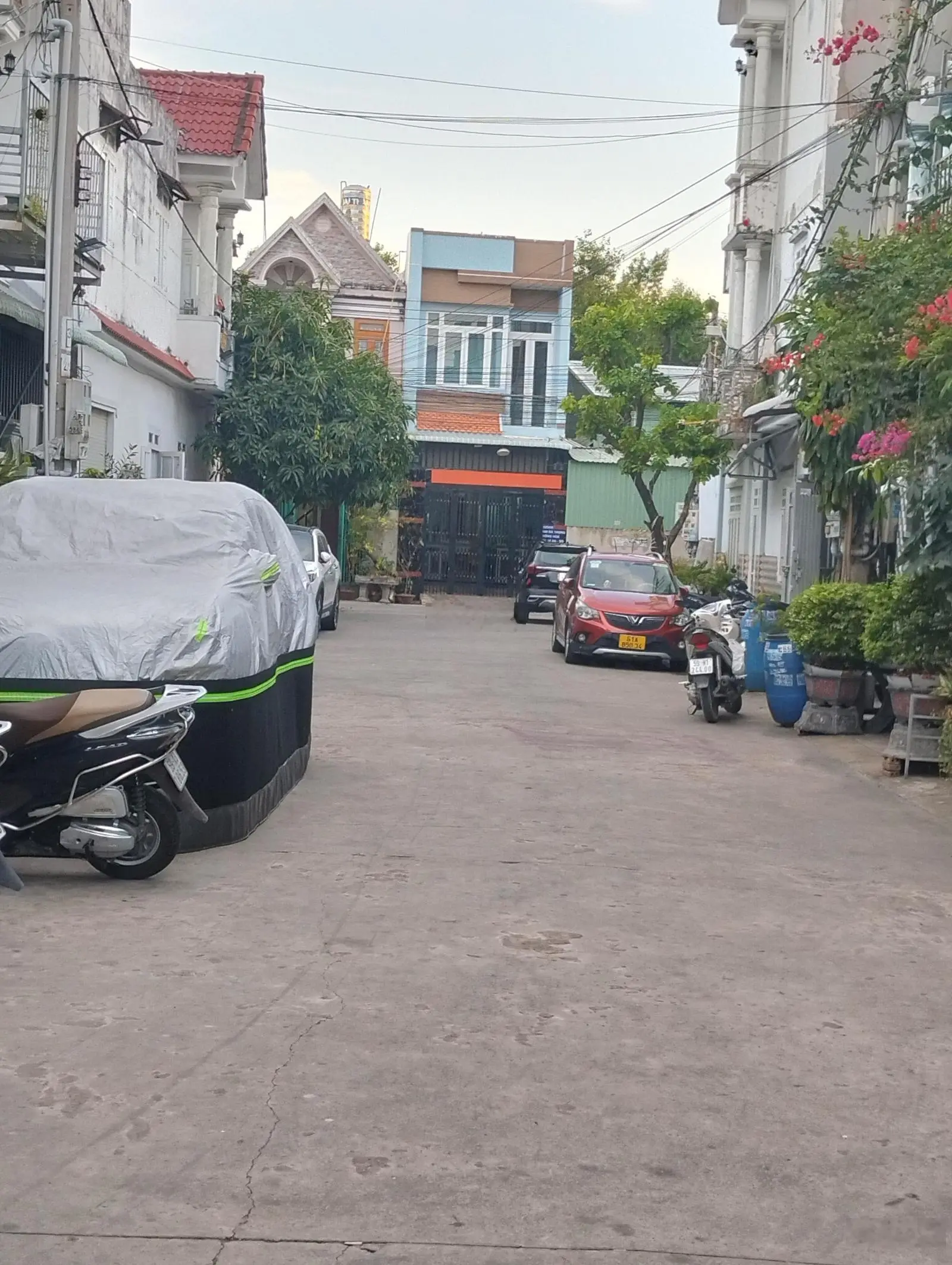 Cần bán gấp nhà đẹp 2 lầu, gần chợ trường học các cấp phường Tân Đông hiệp, DT 60m2 hẻm xe hơi rộng