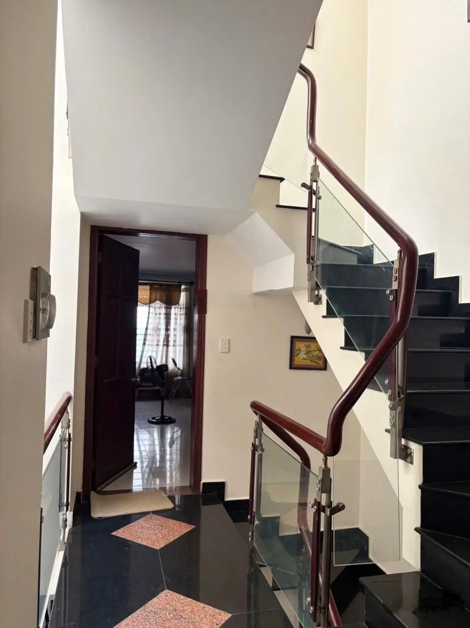 Nhà MTNB sát Siêu Thị Nhật đối diện công viên dt 100m2 nhà có Hầm + 3.5 tấm giá 14 tỷ