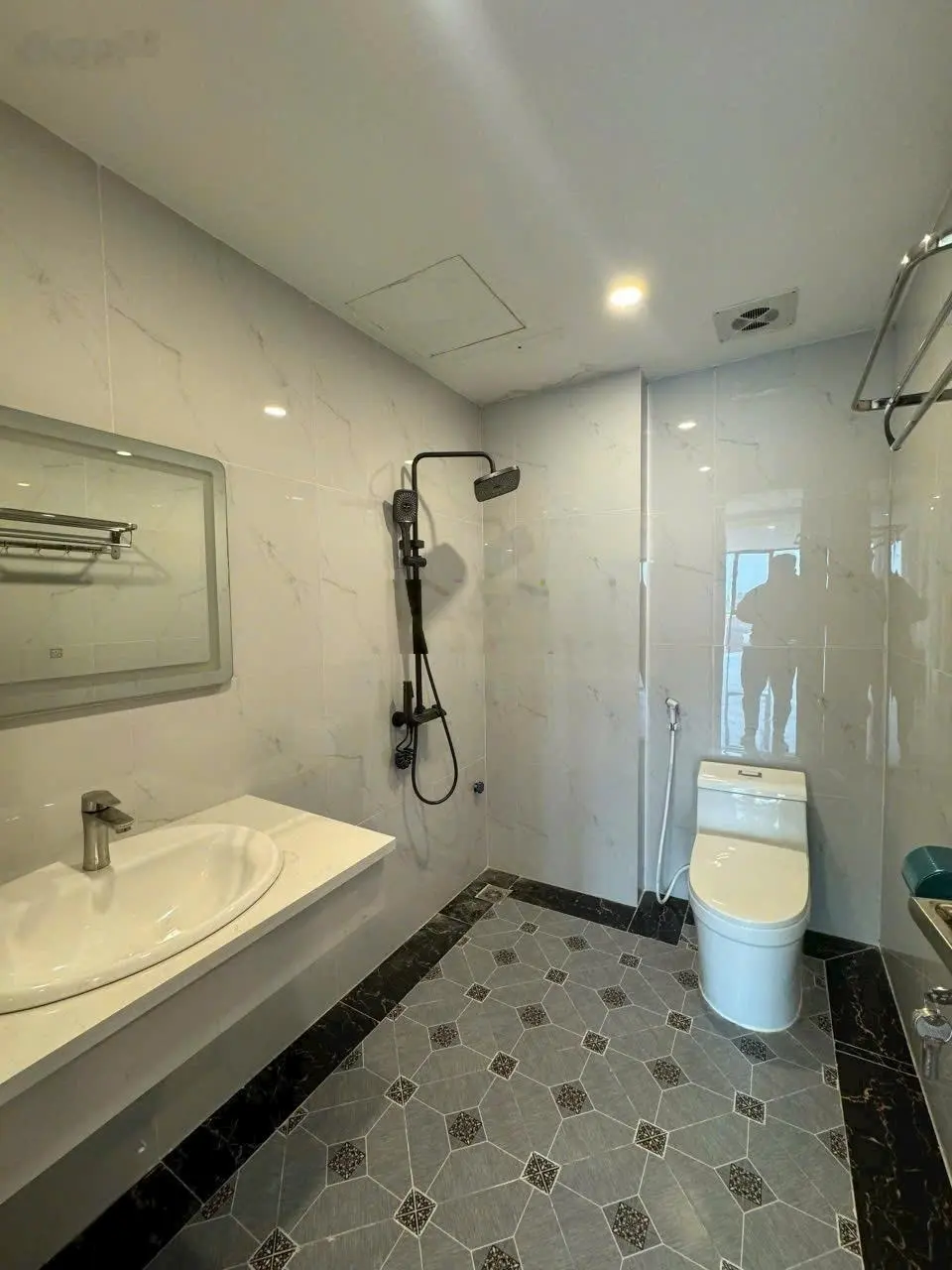 Thạch Bàn - gara ô tô - thang máy - dân xây độc lập 1 căn. Diện tích 45m2 MT 4.5m. Thiết kế 6 tầng