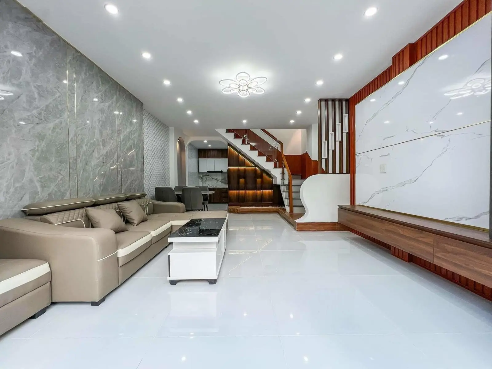 Kẹt tiền trả nợ nên bán gấp nhà sau lưng Bến Xe Miền Tây, đường Lê Công Phép, 57m2, giá 3 tỷ 150.