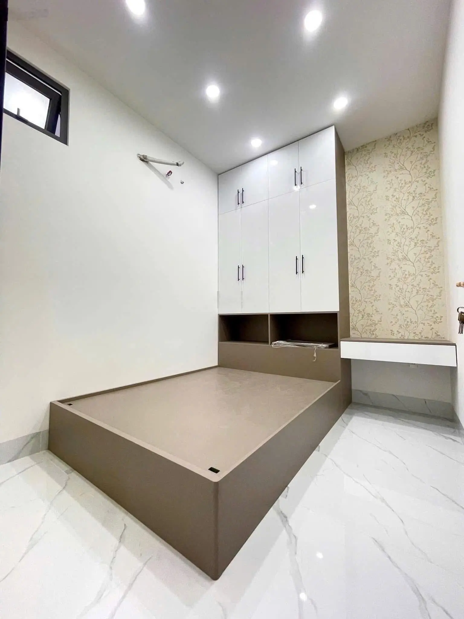 Vợ chồng kẹt tiền cần bán gấp nhà gần chợ Hưng Long, có sổ hồng riêng