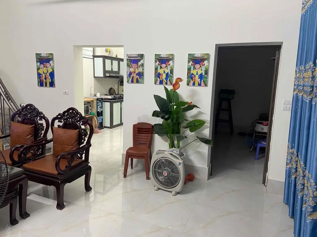 nhà ngõ xe tải