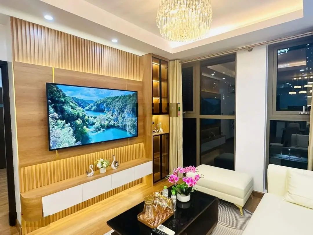 Chính chủ cần bán căn hộ 70m2 tầng trung, ban công hướng mát, nội thất cao cấp. Sổ đỏ cất két.