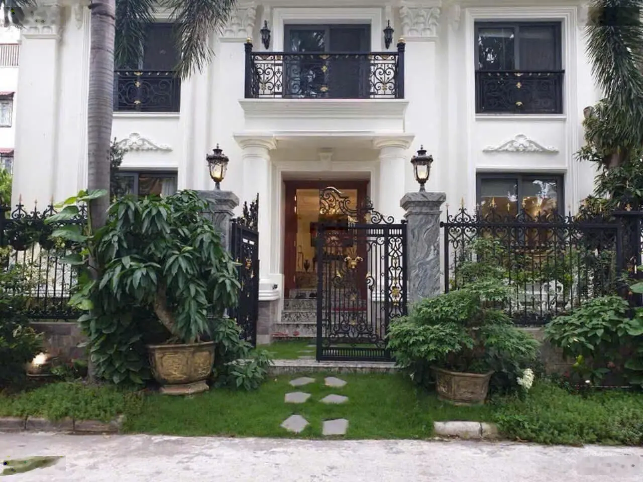 Bán Biệt Thự Nam Thông 3 - Phú Mỹ Hưng, Quận 7. DT 342m2, DTSD 541m2. 5PN , có sân vườn, hầm