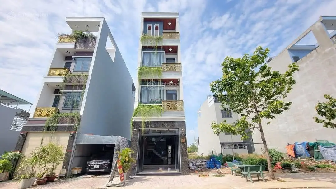 Nhà 3 lầu gần làng đại học quốc gia