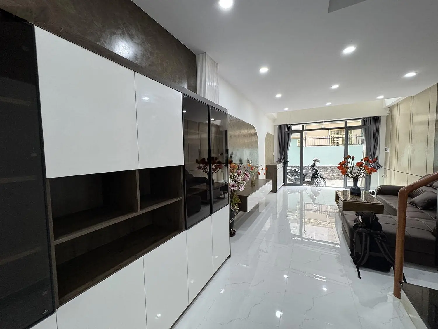 Nhà phố 3 lầu thiết kế Singapore đẹp lung linh full nội thất cao cấp hẻm xe hơi Khu VIP Quang Trung