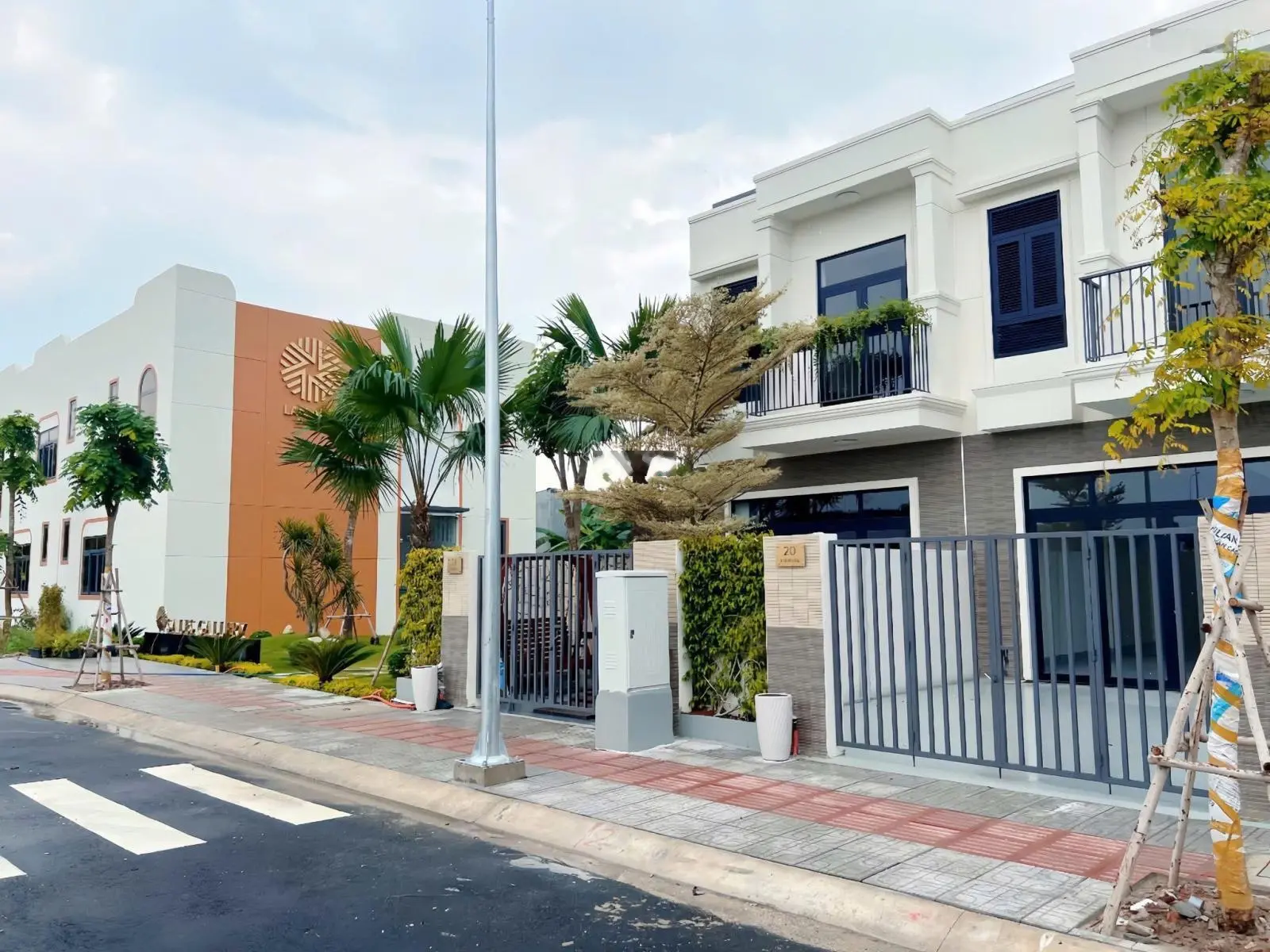 Nhà phố Lan Anh Avenue Tân Uyên khu compound khép kín, mặt tiền kinh doanh, pháp lý sổ hồng