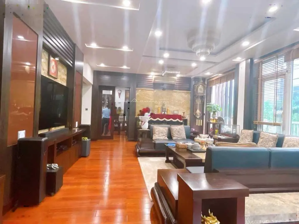Bán biệt thự sân vườn 3 thoáng vị trí đẹp nhất khu Việt Hưng 230m2 x 4 tầng. LH 0967 066 ***