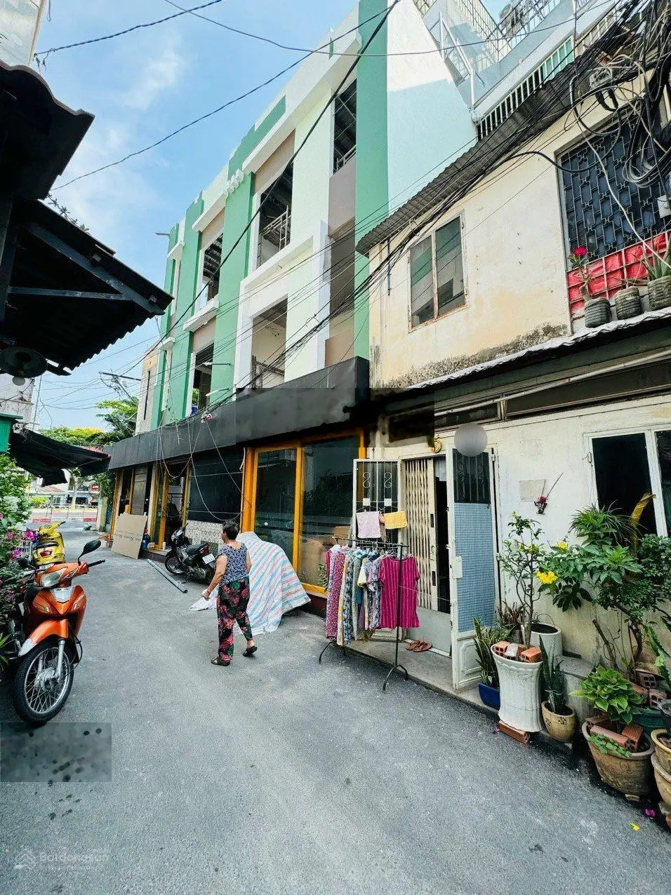 Nhà 2 tầng (3.8x4.3m) cách Phạm Văn Đồng chỉ vài bước chân, 33m2 sàn, đường 4m, sổ hồng, chỉ 2.6 tỷ
