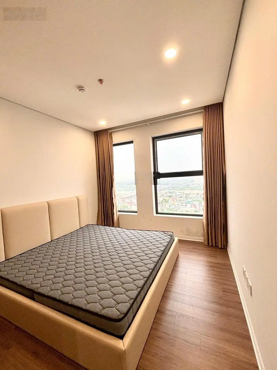 Chính chủ bán căn 3PN 2VS 95m2 chỉ 4,8 tỷ, sẵn sổ đỏ, full nội thất.