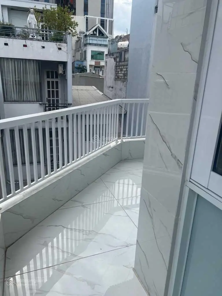 Nhà bán CMT8 - 19 m2 - 5 tầng BTCT - vị trí cực đẹp - HXT - nhà mới đẹp - cách mt 1 căn - 6,5 tỷ