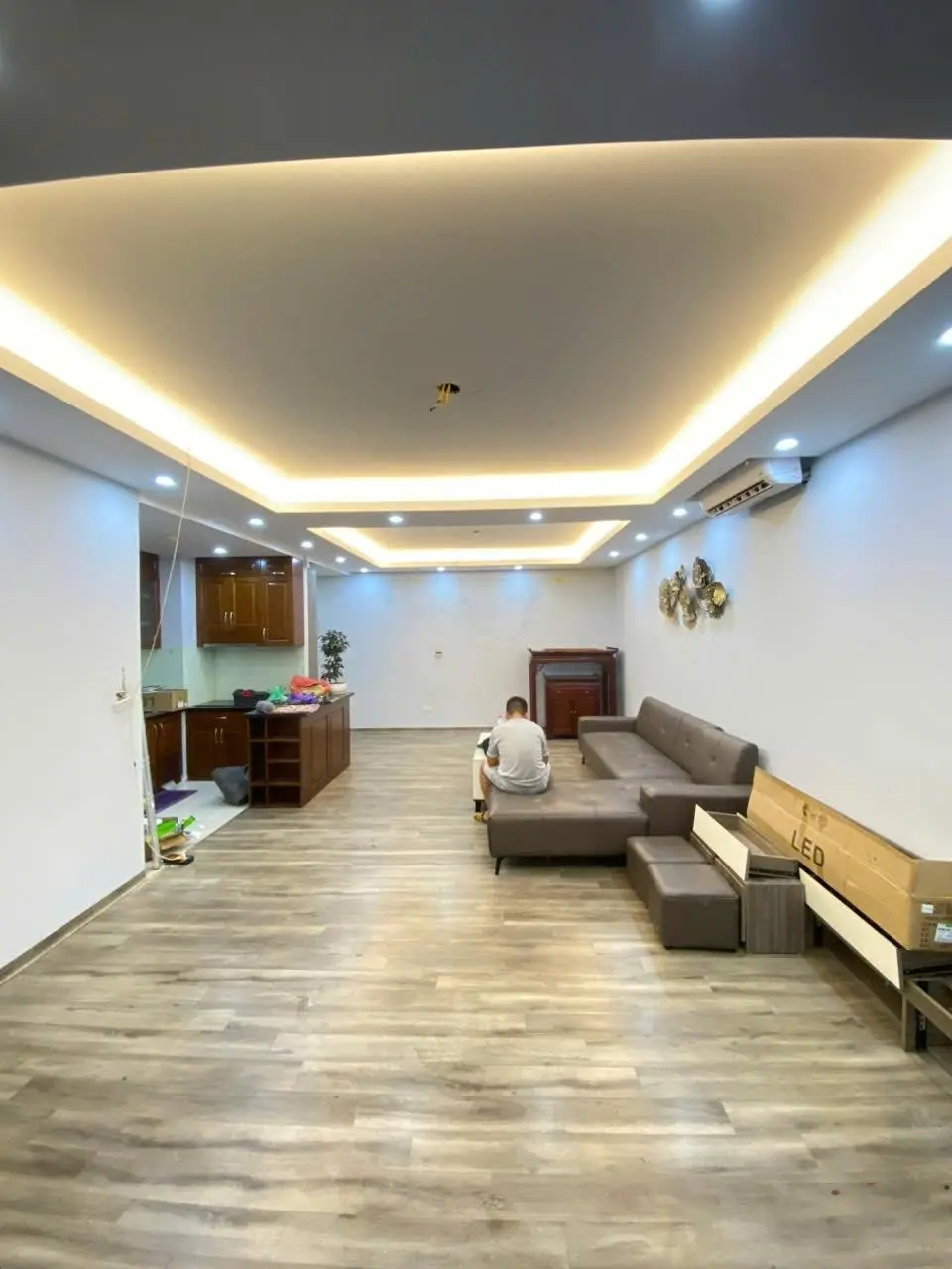 Gia đình tôi chuyển công tác cần bán căn hộ ngay cạnh công viên Cầu Giấy. Phòng khách rỗng rãi.