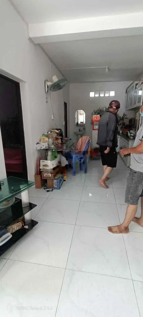 Nhà 4 phòng , sân xe hơi . ngã tư nhà đỏ