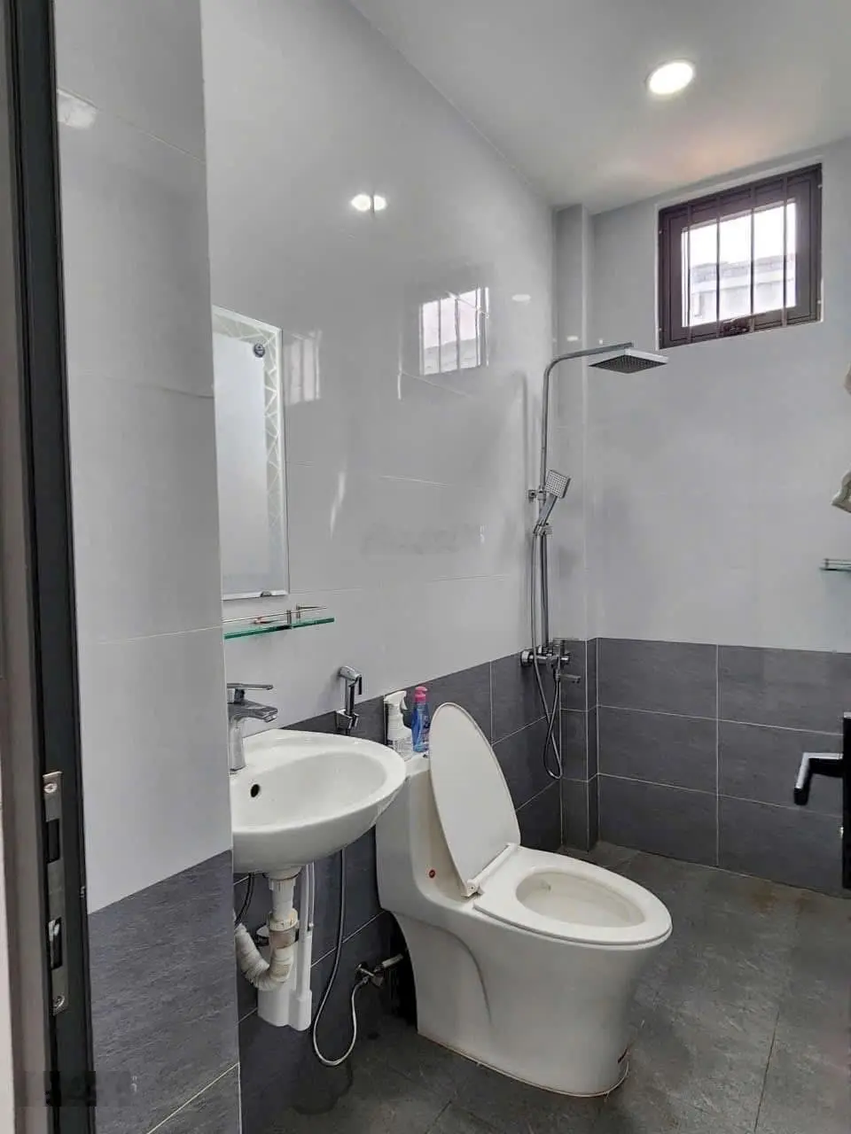 Bán nhà đẹp , sẵn hợp đồng cho thuê mặt tiền Thích Quảng Đức , có sẵn sổ đỏ , giá tốt . 0905211133