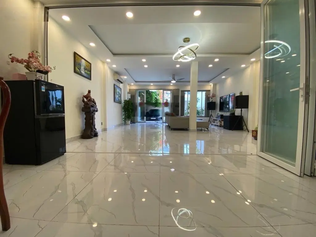 Nhà đẹp 6.8x28m, 3 tầng. Vị trí cực đẹp, toàn biệt thự. Cần bán nhanh