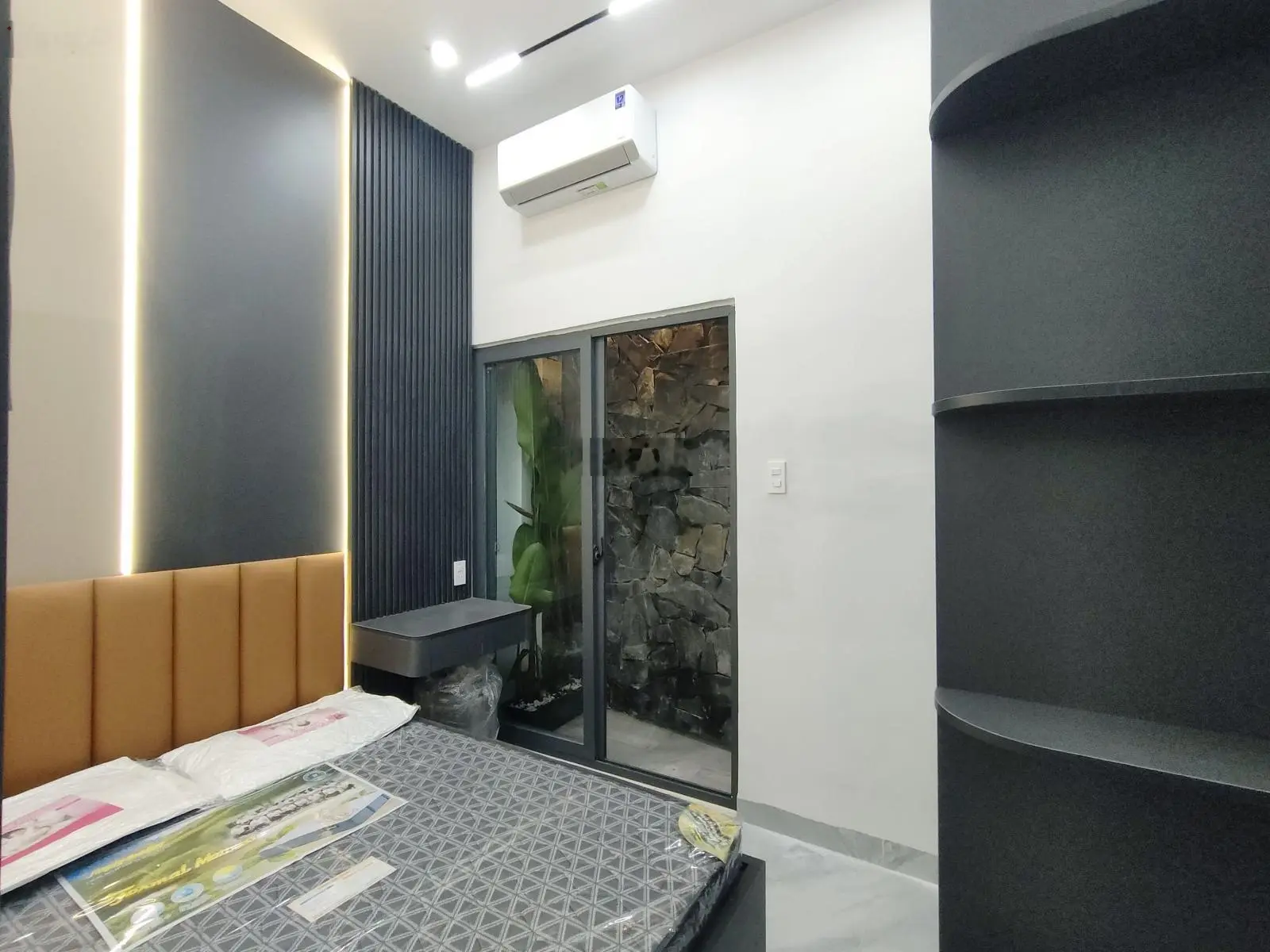 Nhà 3 tầng đường ôtô 5m ôtô đậu đỗ trong sân - sát nhà đường Điện Biên Phủ