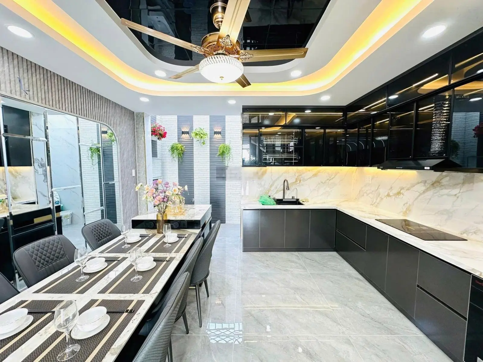 Bán nhà đẹp khu phân lô 4,5m x 14m. xây 1 lửng 3 lầu,đường nhựa 12m có vỉa hè thông lê thị riêng.