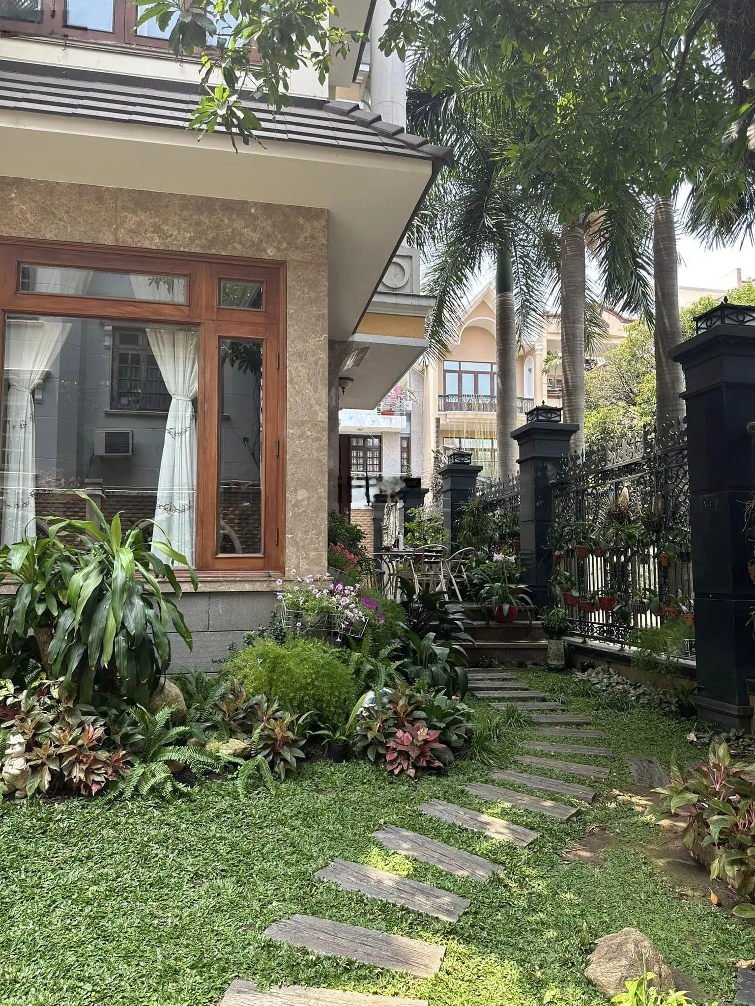 Biệt thự Trần Não Q2, lô góc 2 mặt thoáng, 360m2, 4 tầng, thang máy, tặng toàn bộ nội thất