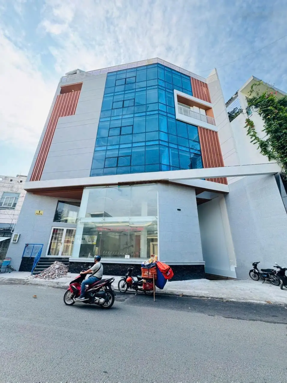 Bán nhà mặt tiền Võ Văn Tần - DT: 12x22m. Công nhận: 225m2 - CTXD: Hầm + 8 tầng - giá bán: 90 tỷ