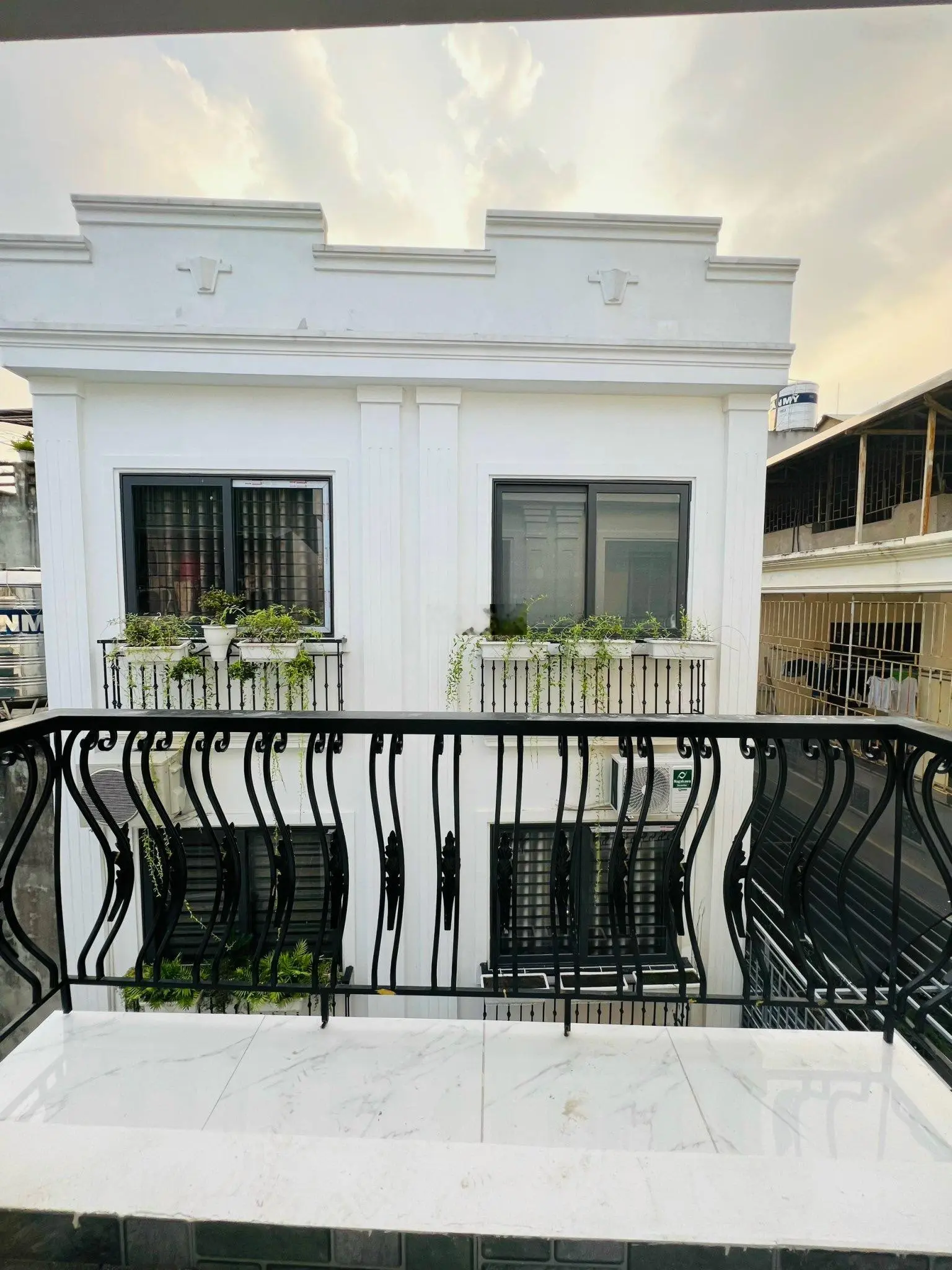 Bán nhà Phố Đại La Cách 2 Nhà Ra Phố Trước Nhà Rộng 5M ngay Ngã Tư Vọng Lô Góc 5 Tầng Xây Mới