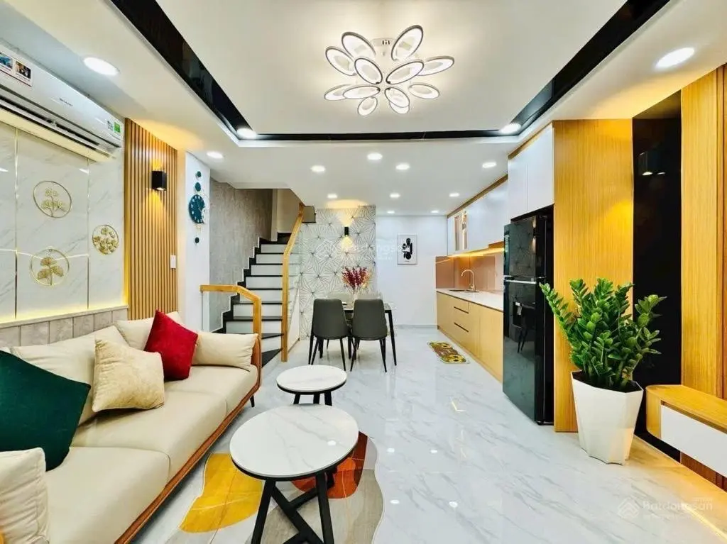 Bán nhà Khánh Hội Quận 4 - 3 tầng - chỉ 3 tỷ - Bề ngang 4m - 28m2 - nhà mới full nội thất