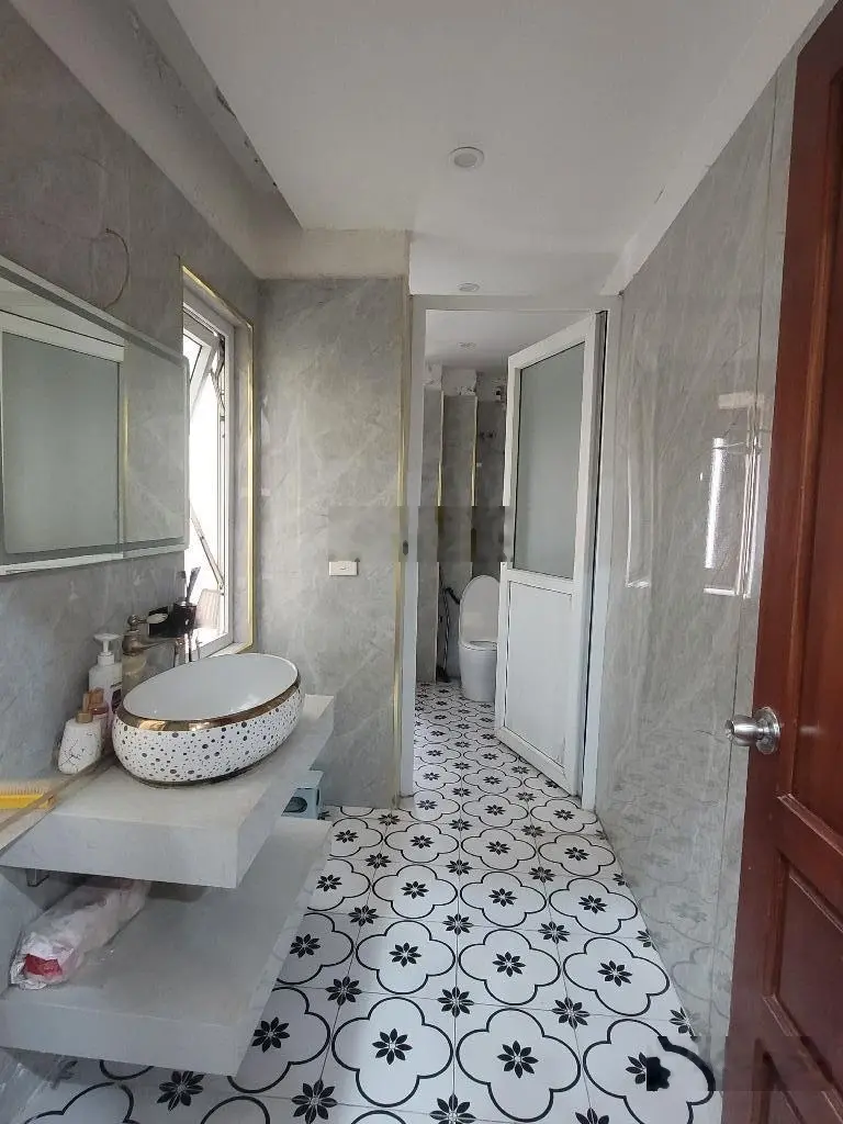 Nhà Ngô Xuân Quảng 102m dân xây ô chờ thang máy ô tô vào nhà, giá 11 tỷ cách cầu Vĩnh Tuy 5P lái xe