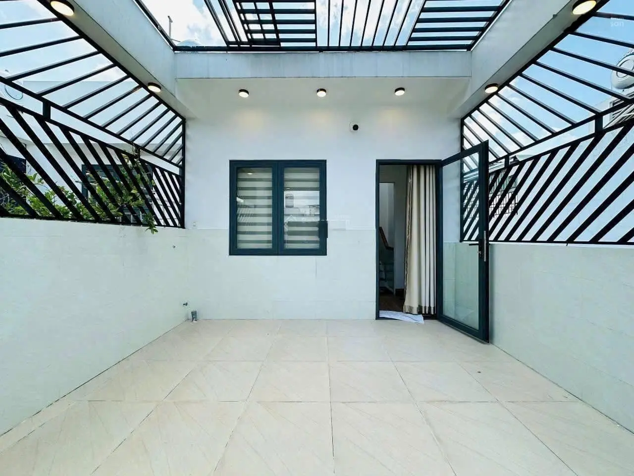 Bán nhà 60m2 đường Số 13 gần hồ bơi Vân Đồn, Q4 giá 3 tỷ 180. Xây 1 trệt 4 lầu - có 5 phòng ngủ