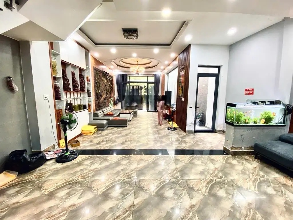 Nhà siêu đẹp diện tích khủng chủ nhiệt bán giá 11.4 tỷ
