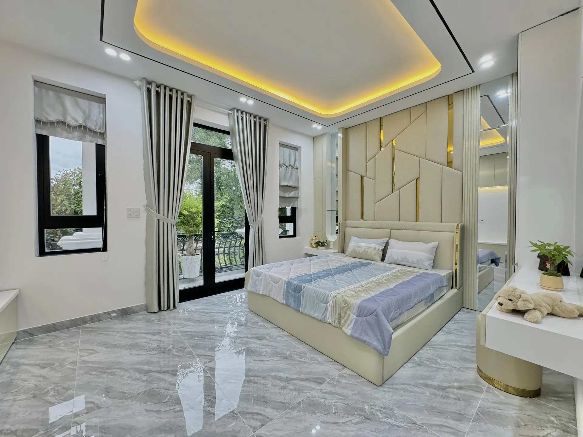 Nhà đẹp Đà Nẵng - Bán gấp nhà 3 tầng Tân Cổ Điển, thông biển, full nội thất nhà mới xây LH 09378943