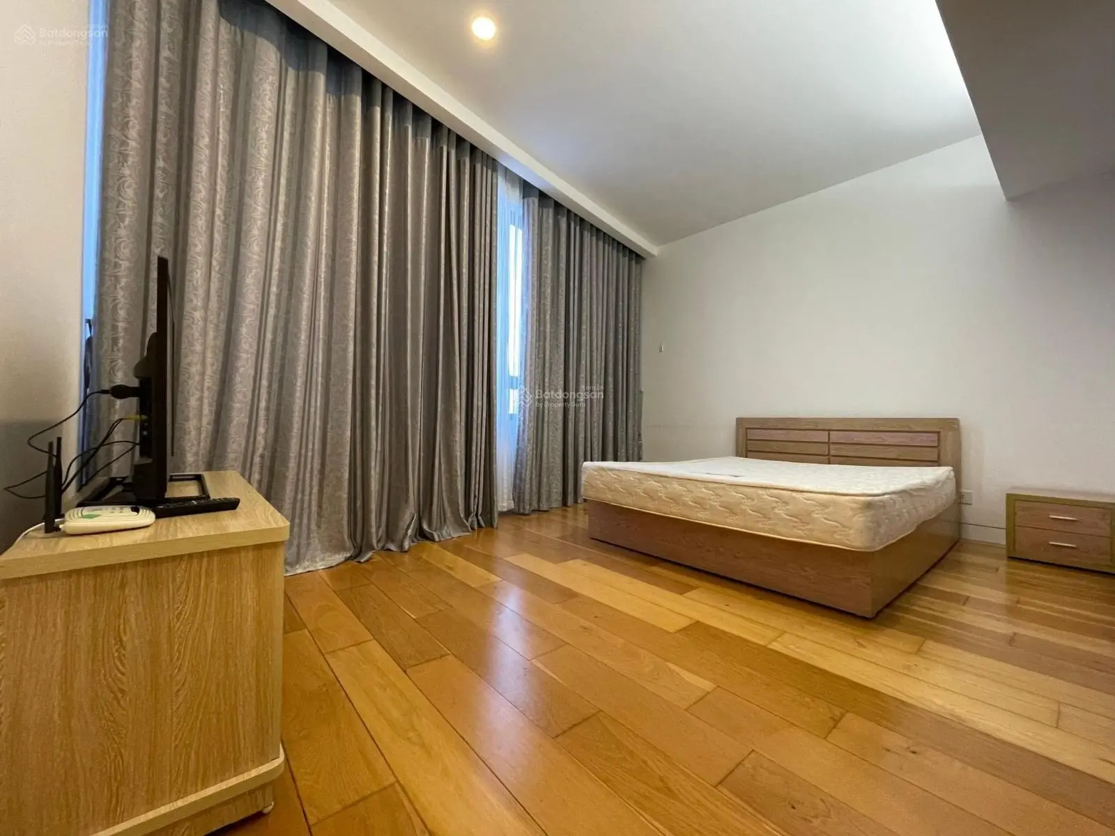 Gia đình cần bán gấp CHCC 310 Minh Khai, 100m2, 2 ngủ, 2 vệ sinh, nội thất đẹp về sẵn ở, SDCC