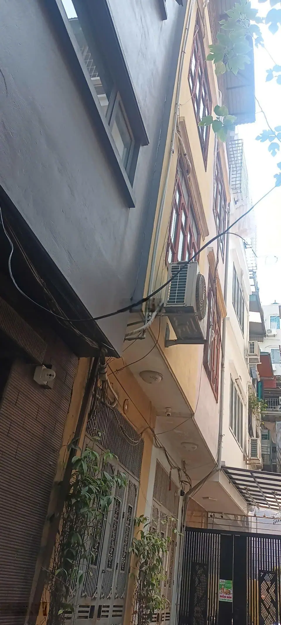 Hiếm, gấp: Bán nhà 8,9 tỷ, sổ đỏ 64m2, 4 tầng, ngã tư Lò Đúc - Trần Khát Chân, cách phố 15m