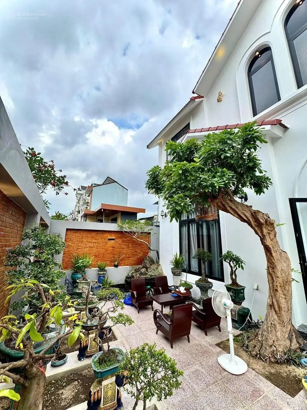 Siêu phẩm biệt thự sân vườn 375m2 - khu phân lô hiện đại - ngay ngã 4 thủ đức lh 0918042143