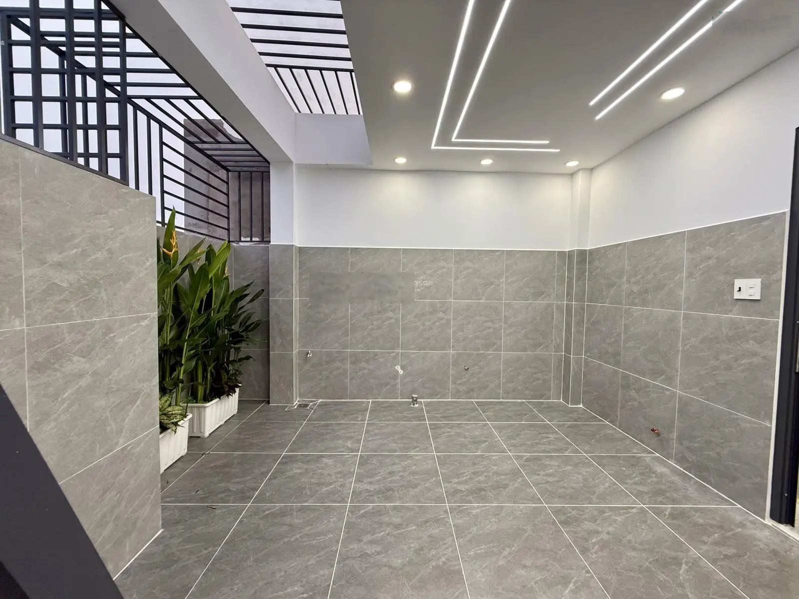 Nhà đường thông Nguyễn Ảnh Thủ, Ngay ngã 3 Đông Quang, DT:4,5x14M, Lửng, 3 Lầu, 4PN, 5VS,Gara ô tô,
