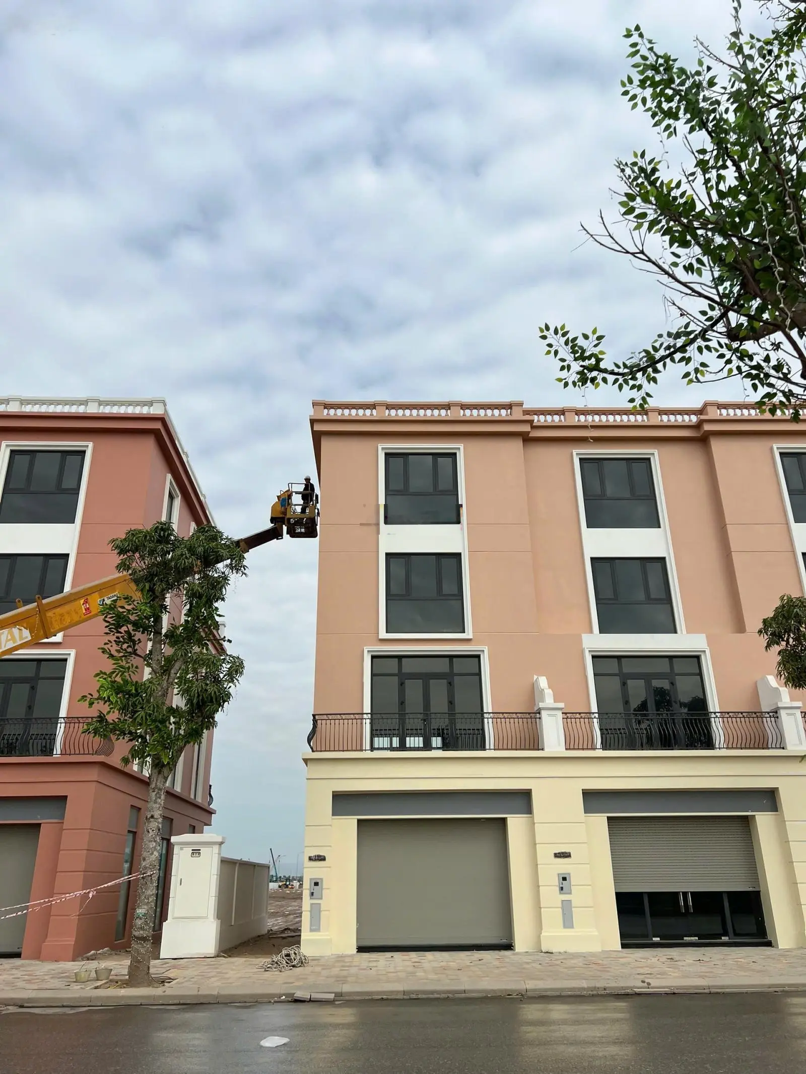 Chỉ 5,4 tỷ sở hữu shop house xẻ khe view sân golf ngay trung tâm thương mại mega mall