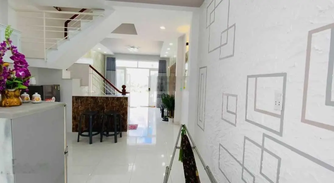 Bán nhà đẹp gía rẻ nhà 1 trệt 1 lầu sổ hồng riêng đúc thật 100% gía rẻ nhất khu tặng nội thất