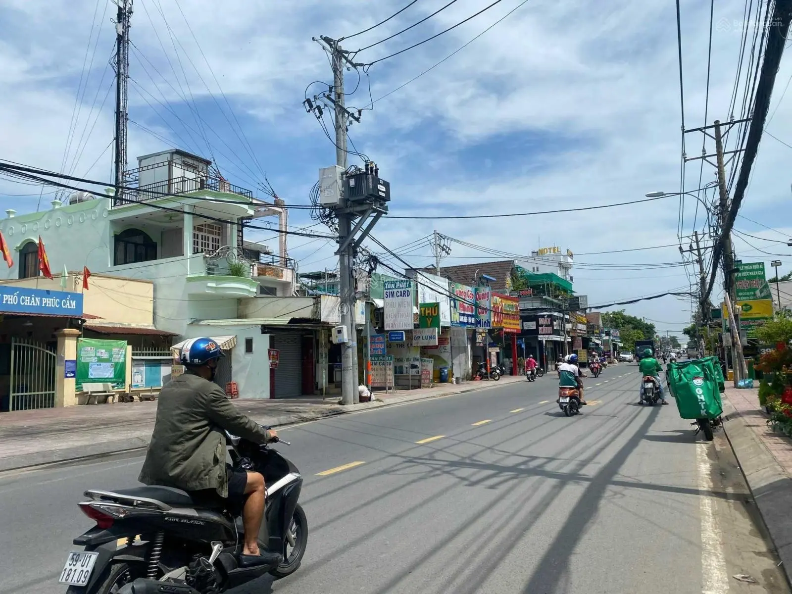 MT Nguyễn Xiển, ngay ngã 3 Lò Lu, DT 20m*30m=600m2. ODT 400m2, Xd 1 trệt 2 lầu, Giá 30 tỷ TL