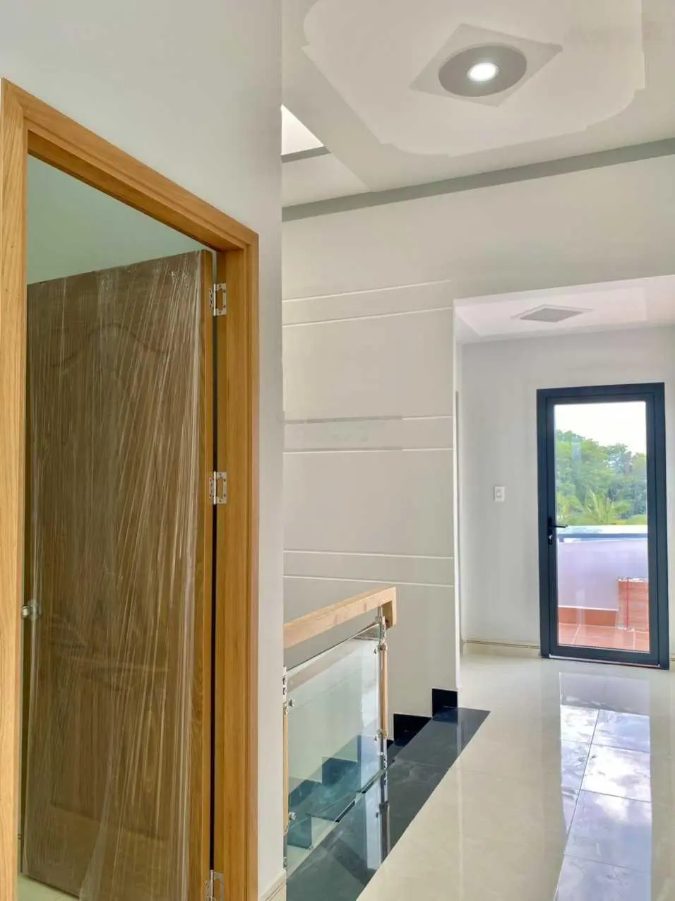 Nhà bán Dĩ An 2 lầu - sổ hồng riêng đã làm hoàn sân ô tô 7 chỗ