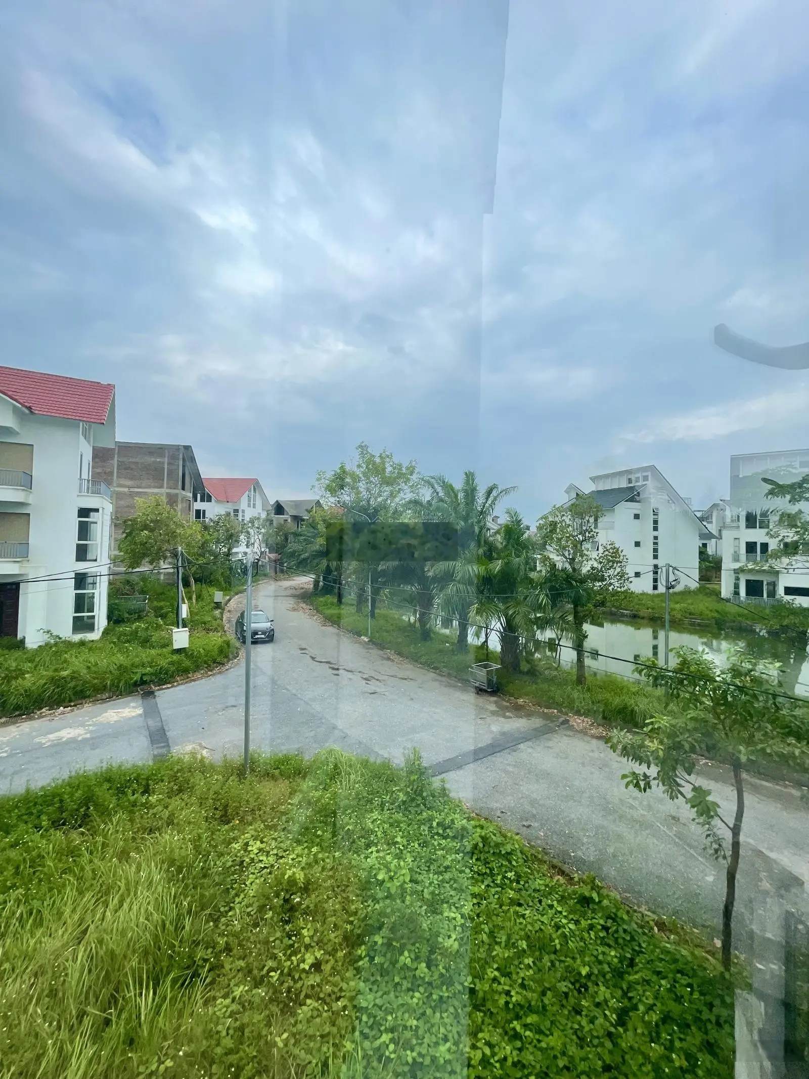 Chính chủ bán lô góc view hồ. Ngôi Nhà Mới. Siêu đẹp. DT294m2. Sổ hồng