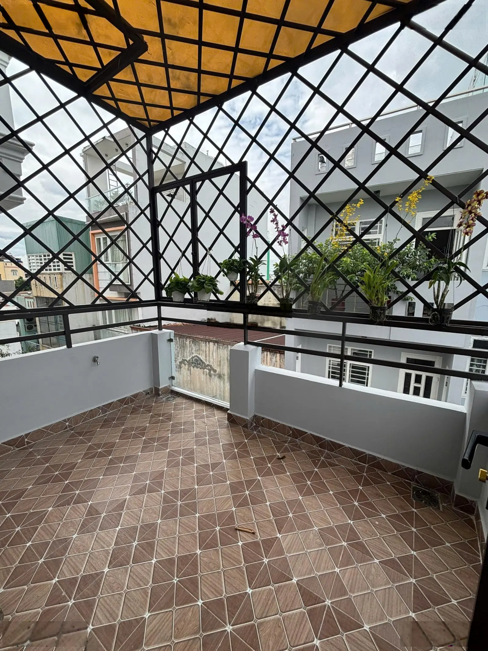 Nhà mới đẹp lung linh - Chiến Lược - 2 tầng - xe hơi đỗ cửa - 30m2 - DT sàn 120m2 - 3.75 tỷ