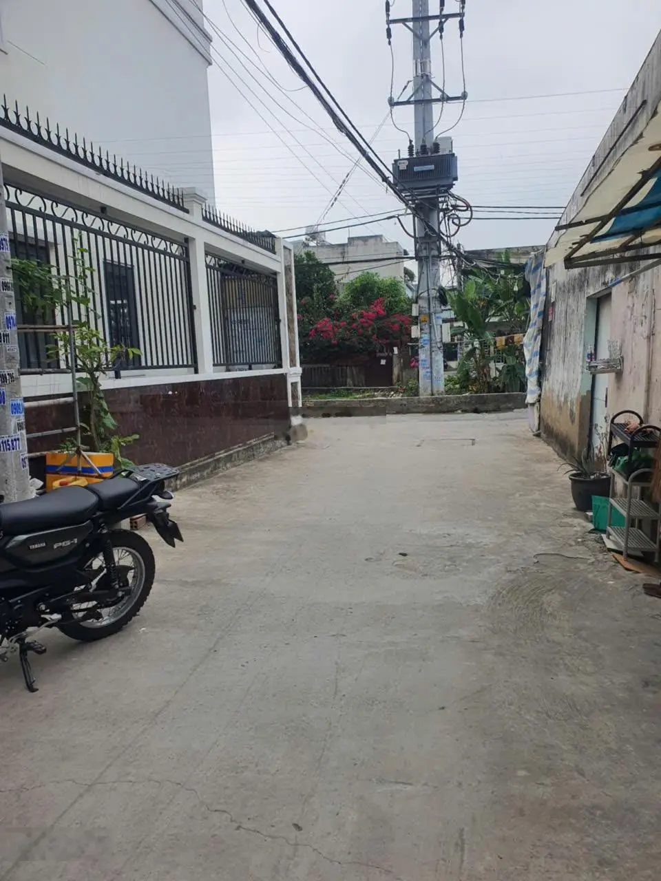Nhà ngon kiểu biệt thự 135m2 (10x13,5m). Đường nhựa 5m, sân đậu 2 XH. Sổ hồng, không QH. Chỉ 6,6 tỷ