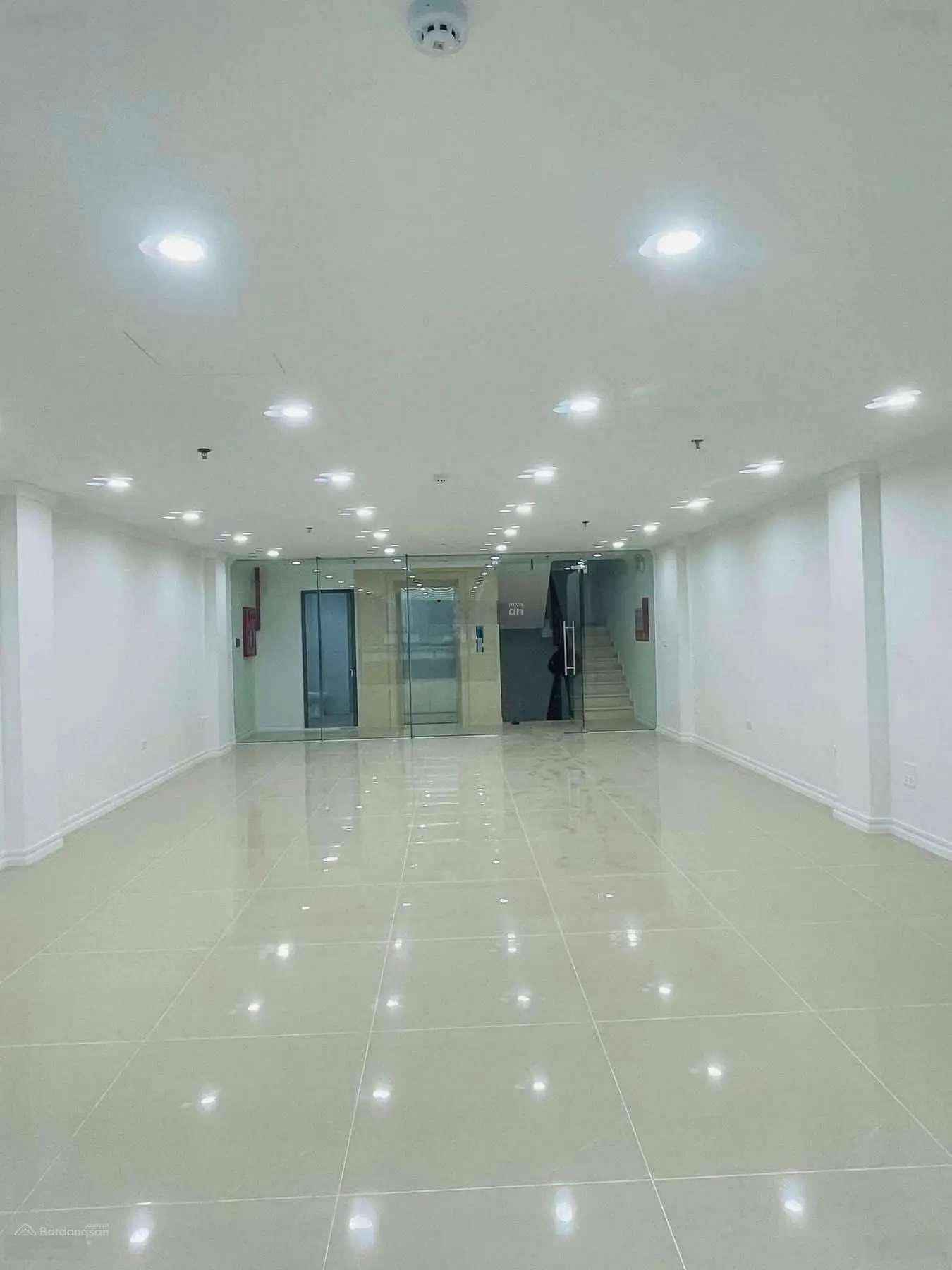 Cực phẩm tòa nhà văn phòng Trung Hòa- Trung Kính- 2 thoáng- thông sàn 7 tầng- vỉa hè rộng ôtô tránh