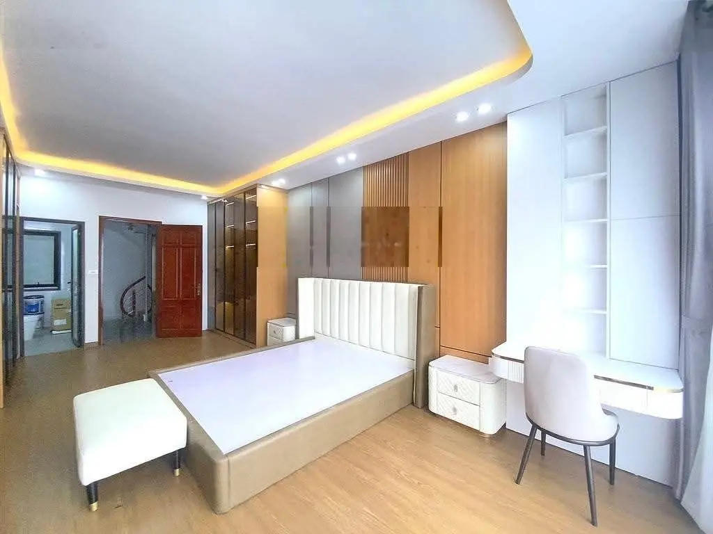 Cổng trường chuyên nguyễn huệ hà đông. nhà 33.8m 5 tầng nhỉnh 6 tỷ